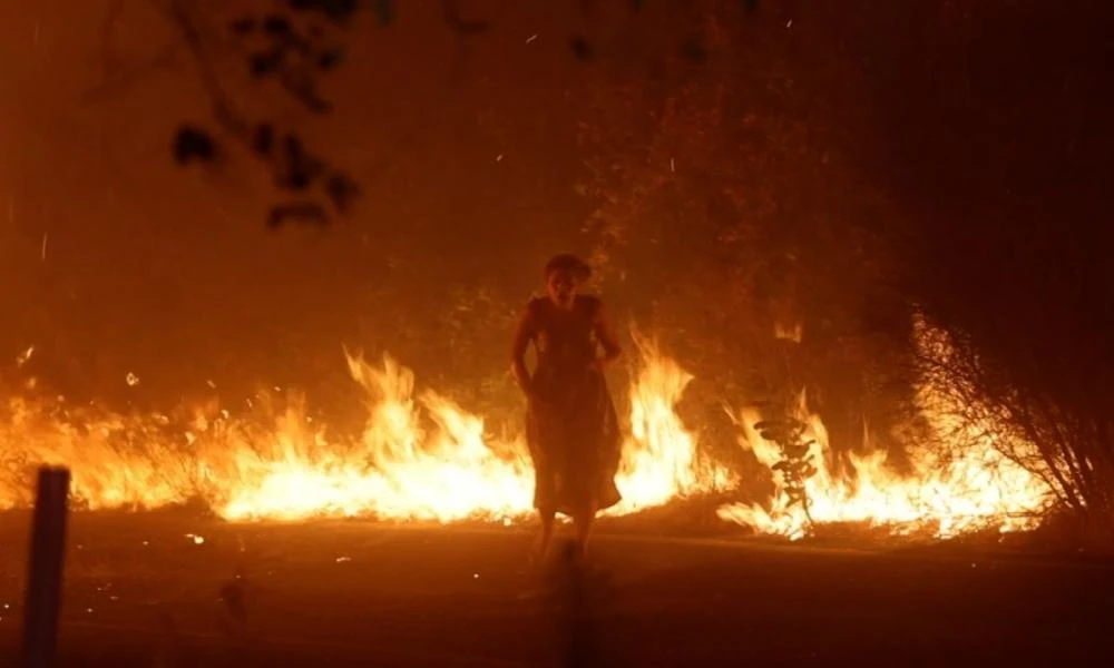 Συγκλονιστικό βίντεο: Γυναίκα ξεπροβάλλει μέσα από την πύρινη κόλαση στην Καλιφόρνια